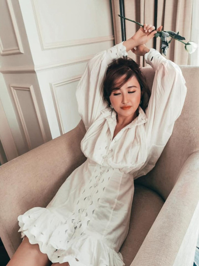 Giữa lúc con gái Minh Nhựa đưa lý do không gọi là mẹ, Mina Phạm bình thản câm lặng” trên trang cá nhân nhưng lại lộng lẫy nơi Facebook của chồng-4