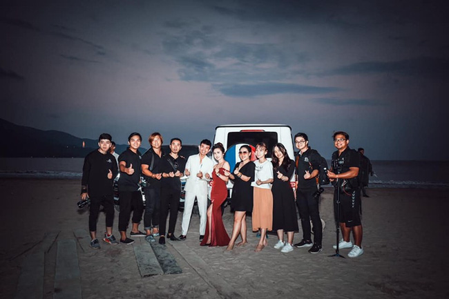 Giữa lúc con gái Minh Nhựa đưa lý do không gọi là mẹ, Mina Phạm bình thản câm lặng” trên trang cá nhân nhưng lại lộng lẫy nơi Facebook của chồng-7