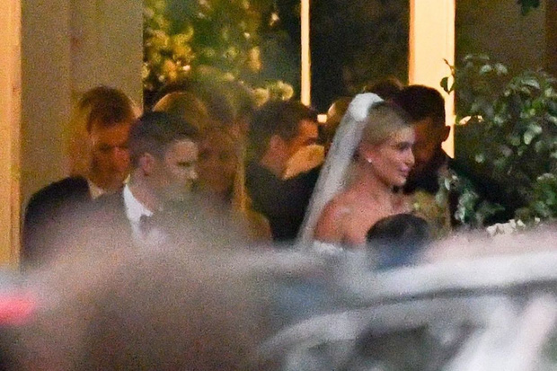 Đám cưới thế kỷ của Justin Bieber: Cô dâu chú rể cuối cùng đã lộ diện, xúc động tuyên thệ Con đồng ý trước 154 khách mời-3
