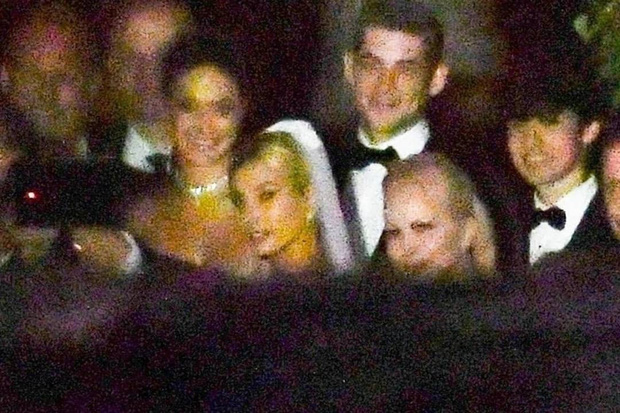 Đám cưới thế kỷ của Justin Bieber: Cô dâu chú rể cuối cùng đã lộ diện, xúc động tuyên thệ Con đồng ý trước 154 khách mời-4