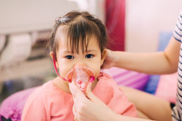 Bị viêm phổi kéo dài sau 3 tuần nằm viện, bố mẹ em bé ngỡ ngàng vì con nhiễm con virus nguy hiểm này qua những lần ôm hôn-3