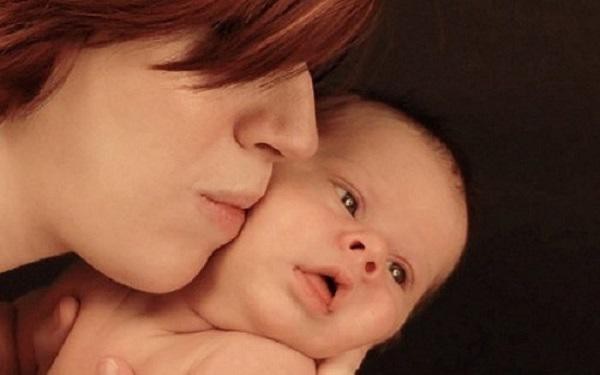 Bị viêm phổi kéo dài sau 3 tuần nằm viện, bố mẹ em bé ngỡ ngàng vì con nhiễm con virus nguy hiểm này qua những lần ôm hôn-4