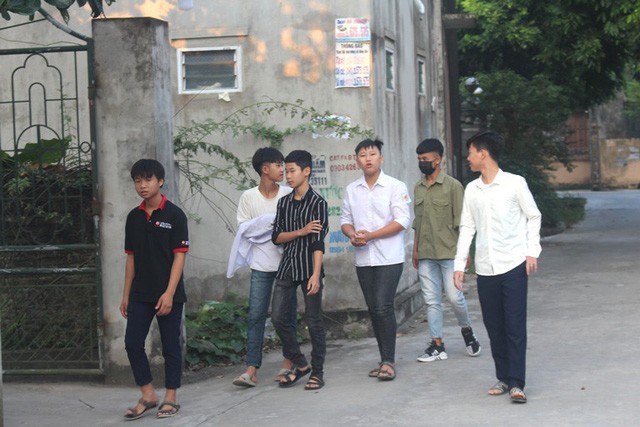 Nhói lòng hình ảnh mẹ nữ sinh lớp 10 ở Hải Dương ôm chặt di cốt con gái trong lễ tang-10