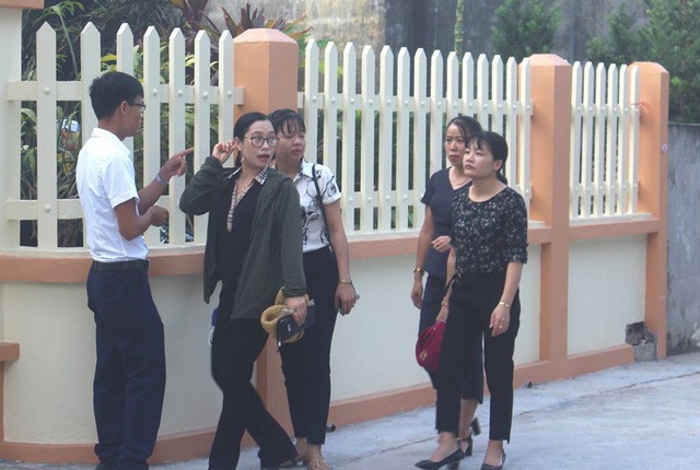 Nhói lòng hình ảnh mẹ nữ sinh lớp 10 ở Hải Dương ôm chặt di cốt con gái trong lễ tang-11