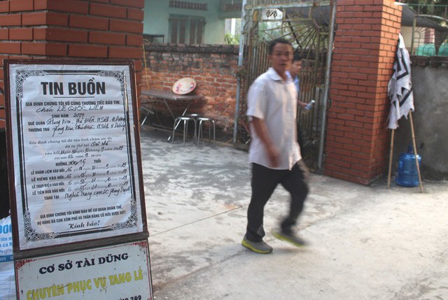 Nhói lòng hình ảnh mẹ nữ sinh lớp 10 ở Hải Dương ôm chặt di cốt con gái trong lễ tang-5