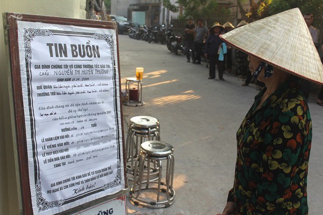 Nhói lòng hình ảnh mẹ nữ sinh lớp 10 ở Hải Dương ôm chặt di cốt con gái trong lễ tang-6