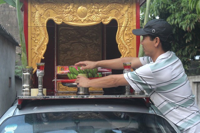 Nhói lòng hình ảnh mẹ nữ sinh lớp 10 ở Hải Dương ôm chặt di cốt con gái trong lễ tang-7