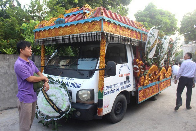 Nhói lòng hình ảnh mẹ nữ sinh lớp 10 ở Hải Dương ôm chặt di cốt con gái trong lễ tang-8