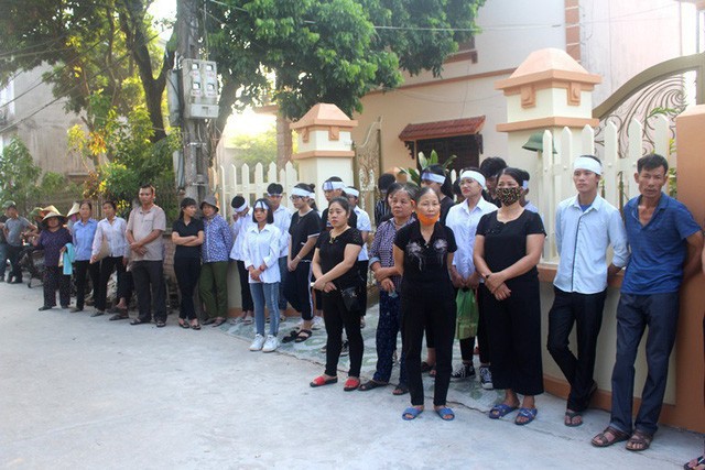 Nhói lòng hình ảnh mẹ nữ sinh lớp 10 ở Hải Dương ôm chặt di cốt con gái trong lễ tang-12