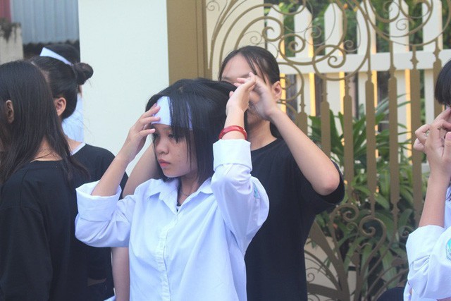 Nhói lòng hình ảnh mẹ nữ sinh lớp 10 ở Hải Dương ôm chặt di cốt con gái trong lễ tang-13