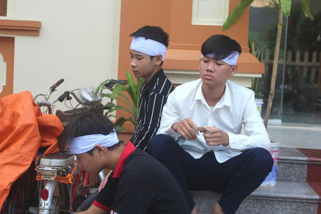 Nhói lòng hình ảnh mẹ nữ sinh lớp 10 ở Hải Dương ôm chặt di cốt con gái trong lễ tang-14