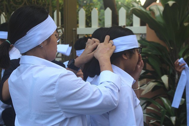 Nhói lòng hình ảnh mẹ nữ sinh lớp 10 ở Hải Dương ôm chặt di cốt con gái trong lễ tang-15