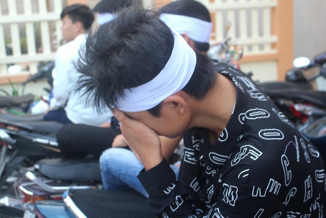 Nhói lòng hình ảnh mẹ nữ sinh lớp 10 ở Hải Dương ôm chặt di cốt con gái trong lễ tang-18