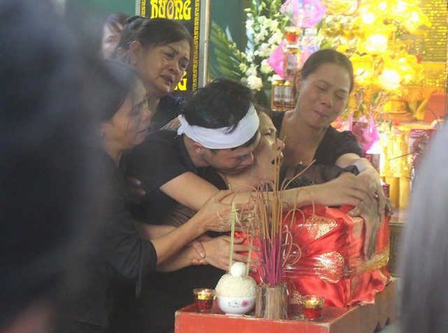 Nhói lòng hình ảnh mẹ nữ sinh lớp 10 ở Hải Dương ôm chặt di cốt con gái trong lễ tang-19