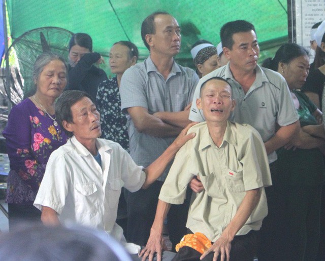 Nhói lòng hình ảnh mẹ nữ sinh lớp 10 ở Hải Dương ôm chặt di cốt con gái trong lễ tang-20