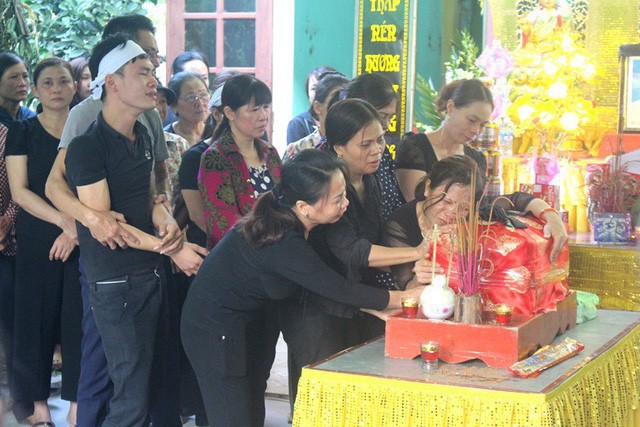 Nhói lòng hình ảnh mẹ nữ sinh lớp 10 ở Hải Dương ôm chặt di cốt con gái trong lễ tang-21