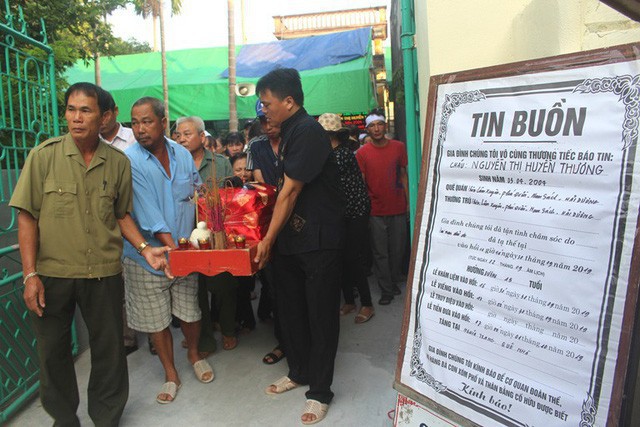 Nhói lòng hình ảnh mẹ nữ sinh lớp 10 ở Hải Dương ôm chặt di cốt con gái trong lễ tang-22