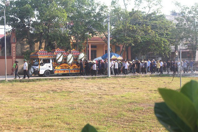 Nhói lòng hình ảnh mẹ nữ sinh lớp 10 ở Hải Dương ôm chặt di cốt con gái trong lễ tang-25