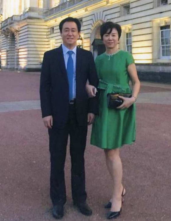 Vợ một tay sắp xếp cuộc đời chồng từ chàng trai nghèo đến tỷ phú siêu giàu sau 2 thập kỉ, thế nhưng ngày bà lộ diện ai cũng bất ngờ-2