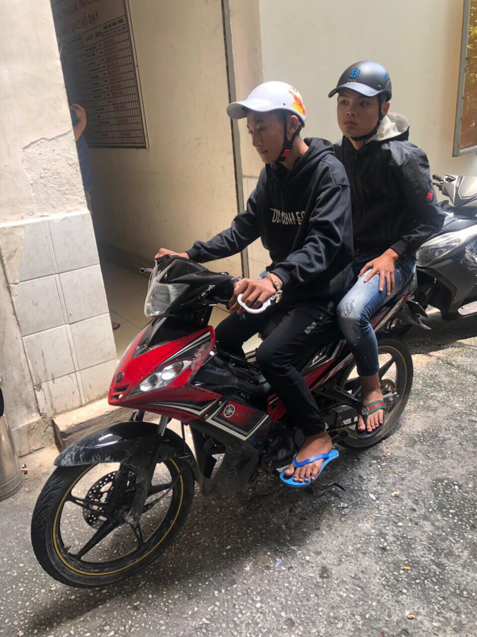 Nhóm cướp kéo lê cô gái trẻ trên đường phố Sài Gòn-3