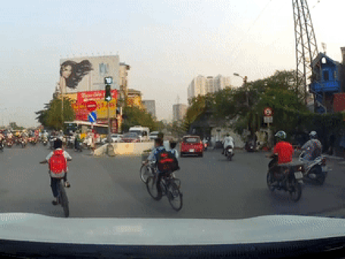 Học sinh đi xe đạp suýt gặp họa vì tạt đầu ôtô