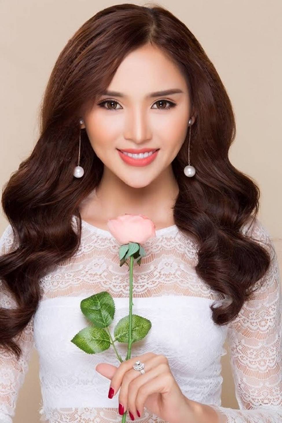 Hoa khôi hôn bạn diễn trước mặt bạn trai trên truyền hình, đời thực ra sao?-17