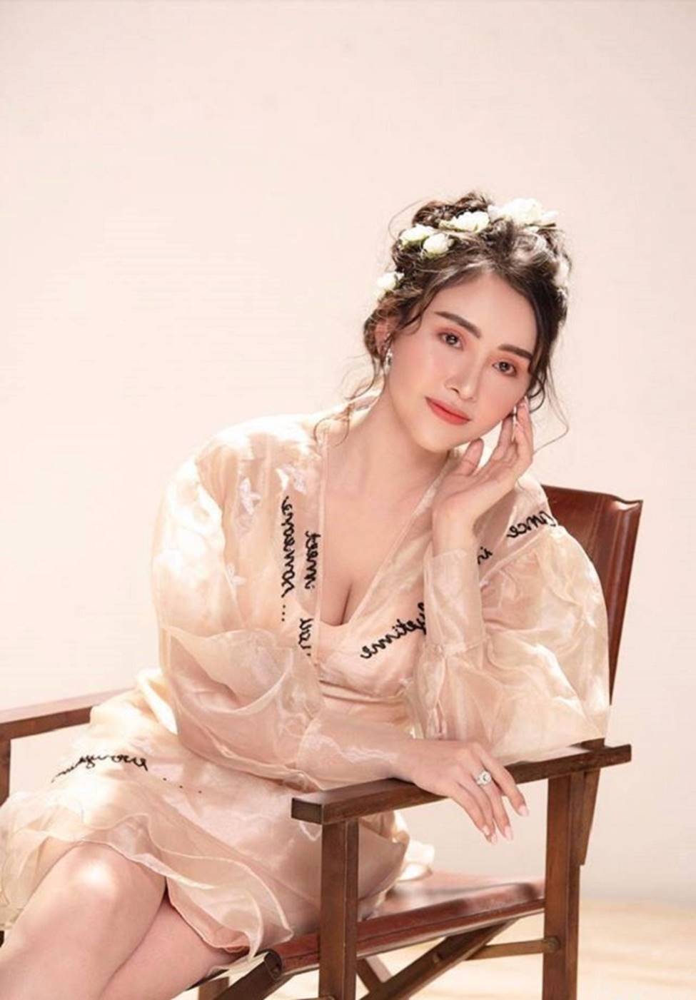 Hoa khôi hôn bạn diễn trước mặt bạn trai trên truyền hình, đời thực ra sao?-18