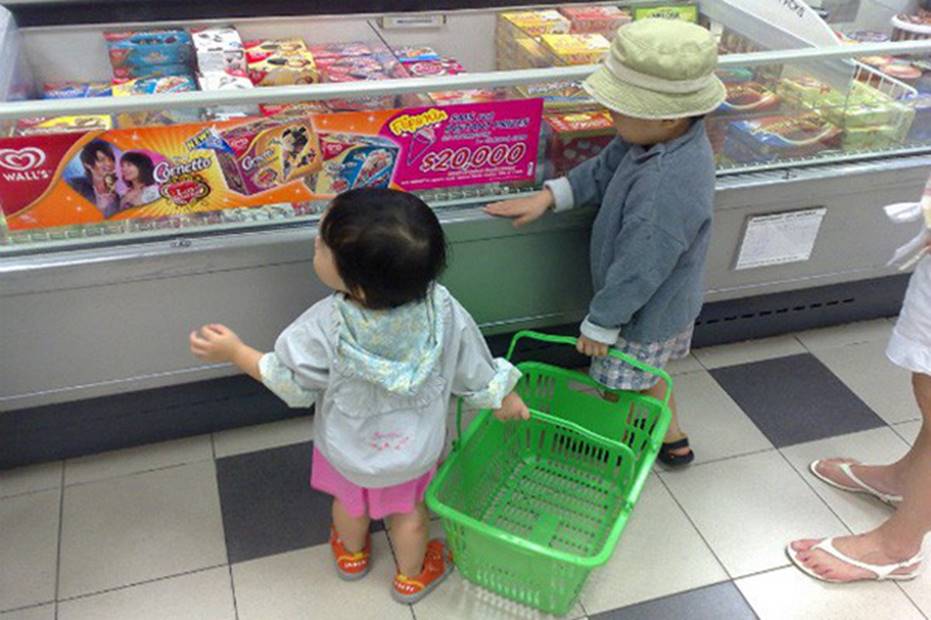 Cô bé ăn nho trong siêu thị bị nhân viên lớn tiếng mắng không có giáo dục, người mẹ đưa ra cách giải quyết đáng ngưỡng mộ-1