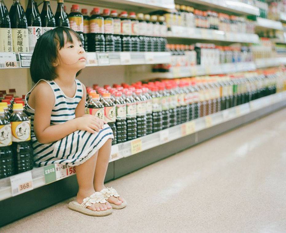 Cô bé ăn nho trong siêu thị bị nhân viên lớn tiếng mắng không có giáo dục, người mẹ đưa ra cách giải quyết đáng ngưỡng mộ-2