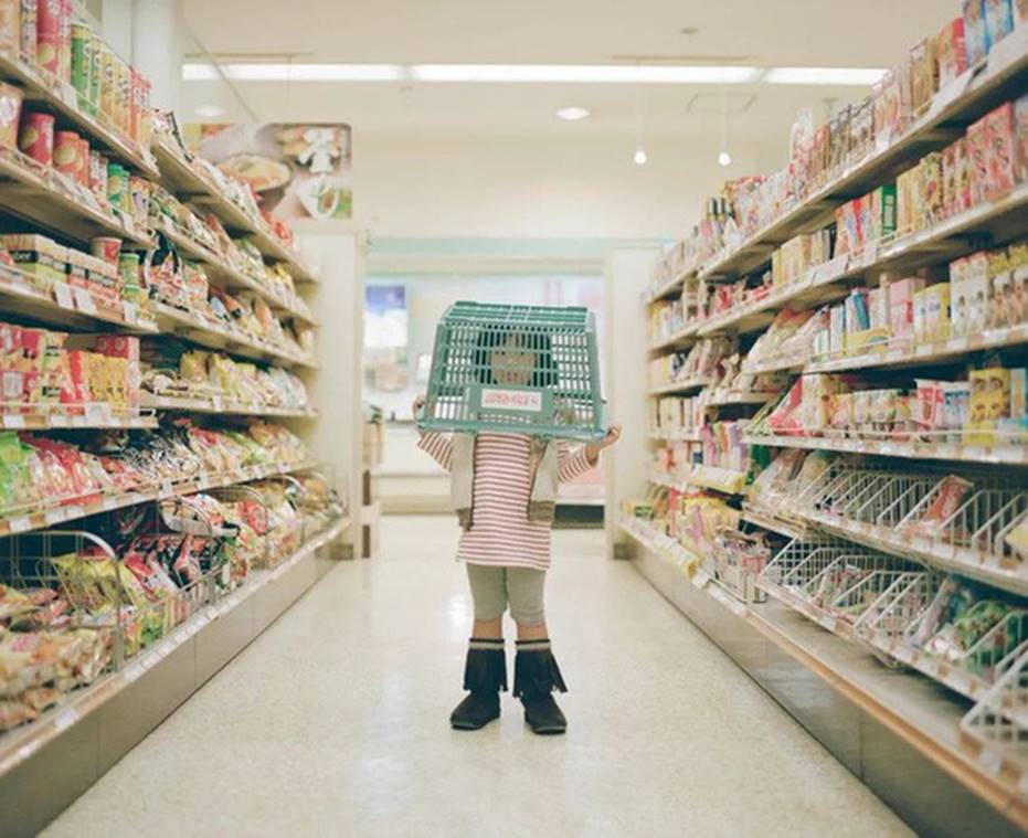 Cô bé ăn nho trong siêu thị bị nhân viên lớn tiếng mắng không có giáo dục, người mẹ đưa ra cách giải quyết đáng ngưỡng mộ-3