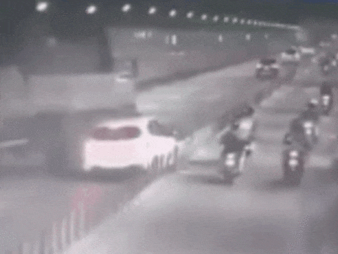 Khoảnh khắc xe tải húc ôtô khách, lật nhào trong hầm Thủ Thiêm