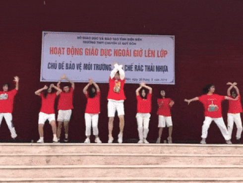 Màn vũ đạo 'Đi đu đưa đi' của học sinh trường chuyên ở Điện Biên