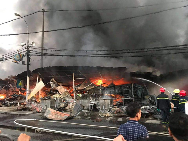 Hàng trăm ki ốt ở chợ Còng ven QL1A bị lửa thiêu rụi-1