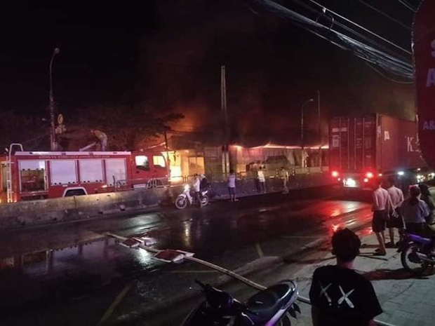 Hàng trăm ki ốt ở chợ Còng ven QL1A bị lửa thiêu rụi-2