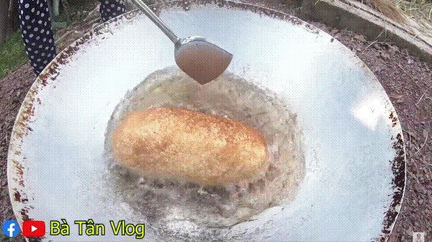 Làm hẳn gà không lối thoát to như... hòn đảo, chưa bao giờ thấy bà Tân Vlog lại vất vả khi làm món ăn đến thế-6