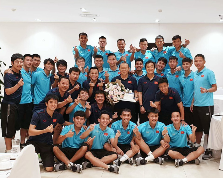 Nhân dịp sinh nhật bố, con trai thầy Park nói lời đặc biệt với CĐV Việt Nam và Xuân Trường-2