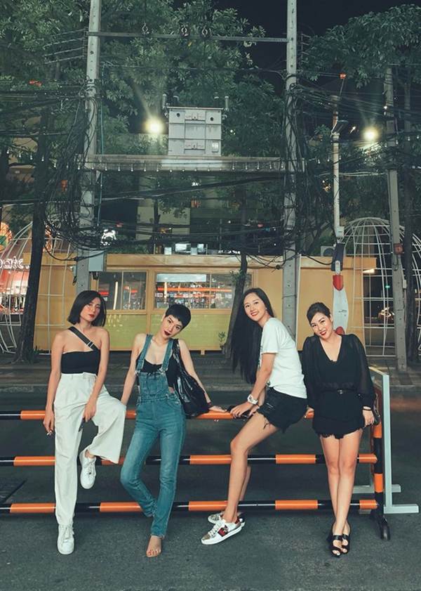 Á hậu Huyền My gợi cảm hết nấc với váy xẻ ngực-14