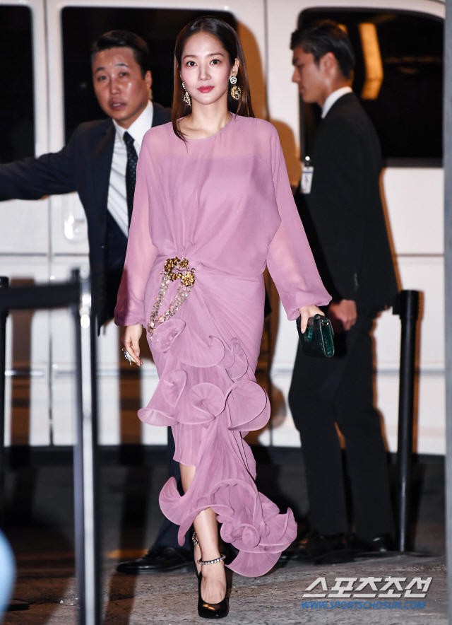 Park Min Young tự tay dìm dáng với đầm bánh bèo màu tím, gương mặt lộ dấu hiệu lão hóa kém sắc giữa dàn mỹ nhân-1