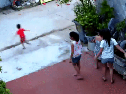 Bé trai chạy vụt sang đường bị xe tông kinh hoàng, lũ trẻ chứng kiến hoảng loạn