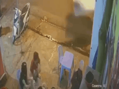 CLIP: Cả gia đình thót tim khi 