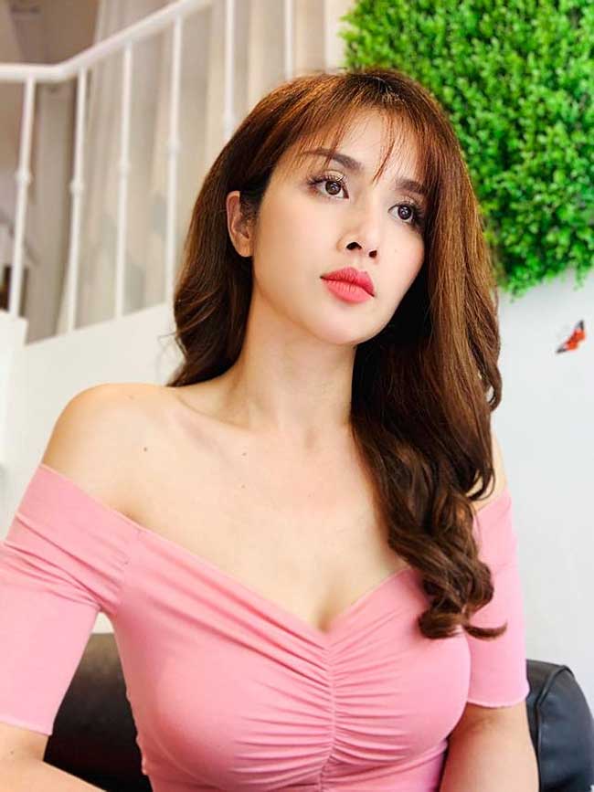 Vợ cũ Phan Thanh Bình bỗng hao gầy tới hốc hác, dáng lá liễu nhưng vòng 1 vẫn đầy-16