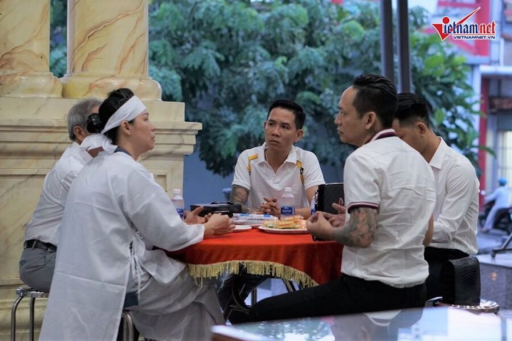 Chú chó của nghệ sĩ Xuân Hiếu bỏ ăn, nằm phục bên linh cữu chủ-4