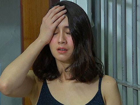 Nửa đêm nghe tiếng gõ cửa, chồng tôi rón rén ra ngoài, câu chuyện mà anh nói làm tôi thấy ghê tởm con người ấy đến tận cùng