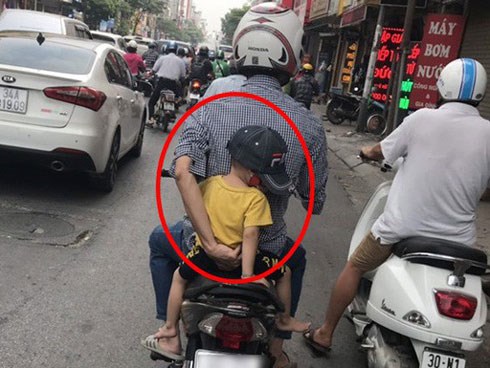 Ông bố đèo con đi viện và hành động của người đi đường khiến tất cả xúc động hơn