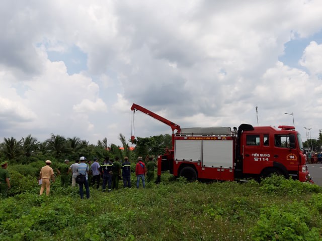NÓNG: Phát hiện 2 anh em trai cùng người phụ nữ mang thai gần 8 tháng chết ngợp trong Mercedes dưới kênh nước-2
