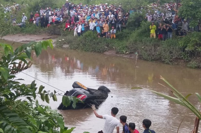 NÓNG: Phát hiện 2 anh em trai cùng người phụ nữ mang thai gần 8 tháng chết ngợp trong Mercedes dưới kênh nước-3