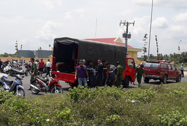 NÓNG: Phát hiện 2 anh em trai cùng người phụ nữ mang thai gần 8 tháng chết ngợp trong Mercedes dưới kênh nước-4