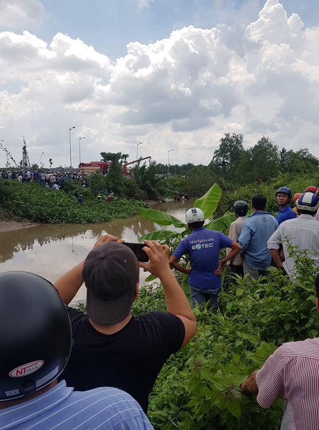 NÓNG: Phát hiện 2 anh em trai cùng người phụ nữ mang thai gần 8 tháng chết ngợp trong Mercedes dưới kênh nước-5