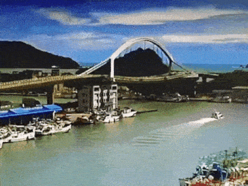 Khoảnh khắc kinh hoàng khi cây cầu dài 140m ở Đài Loan sụp đổ trong tíc tắc, khiến hàng chục người bị thương và mất tích
