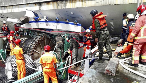 Khoảnh khắc kinh hoàng khi cây cầu dài 140m ở Đài Loan sụp đổ trong tíc tắc, khiến hàng chục người bị thương và mất tích-5